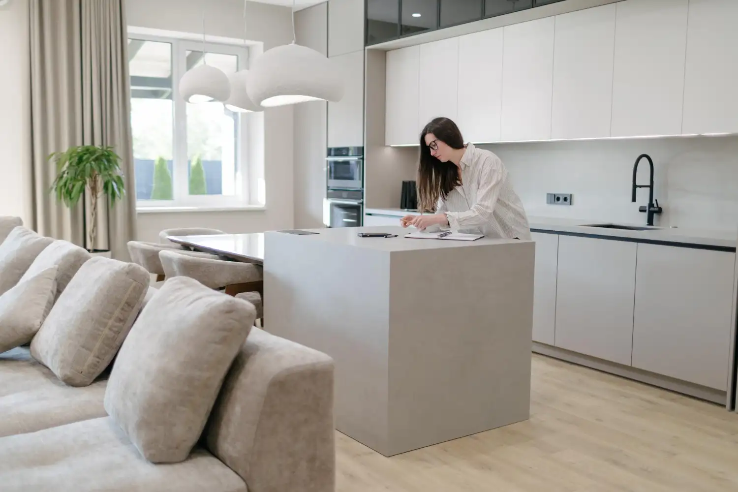 Jak urządzić salon z aneksem kuchennym?